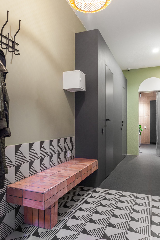 Exemple d'une entrée tendance avec un couloir, un sol en carrelage de céramique, un mur beige et un sol multicolore.