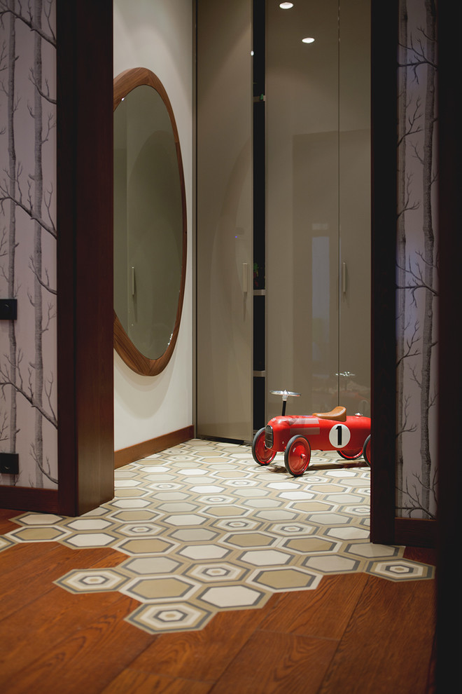 Ispirazione per un piccolo ingresso o corridoio design con pareti bianche e pavimento con piastrelle in ceramica