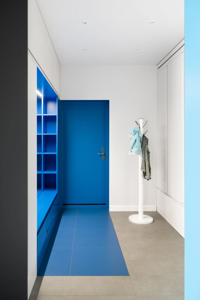 Idéer för att renovera en funkis ingång och ytterdörr, med vita väggar, en enkeldörr, en blå dörr och blått golv