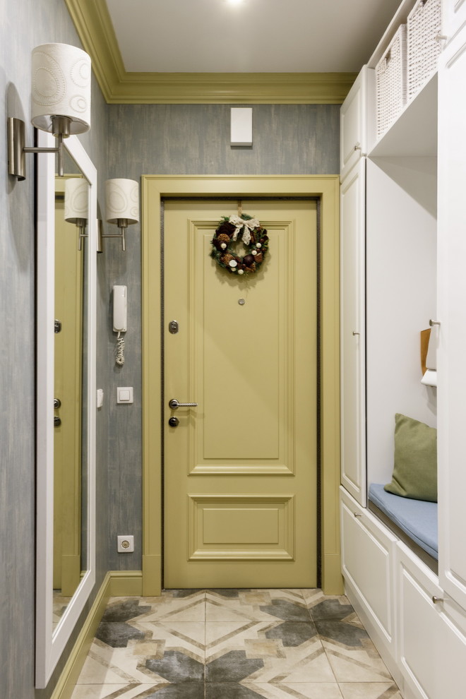 На фото: маленькая узкая прихожая в классическом стиле с серыми стенами, одностворчатой входной дверью, желтой входной дверью и разноцветным полом для на участке и в саду