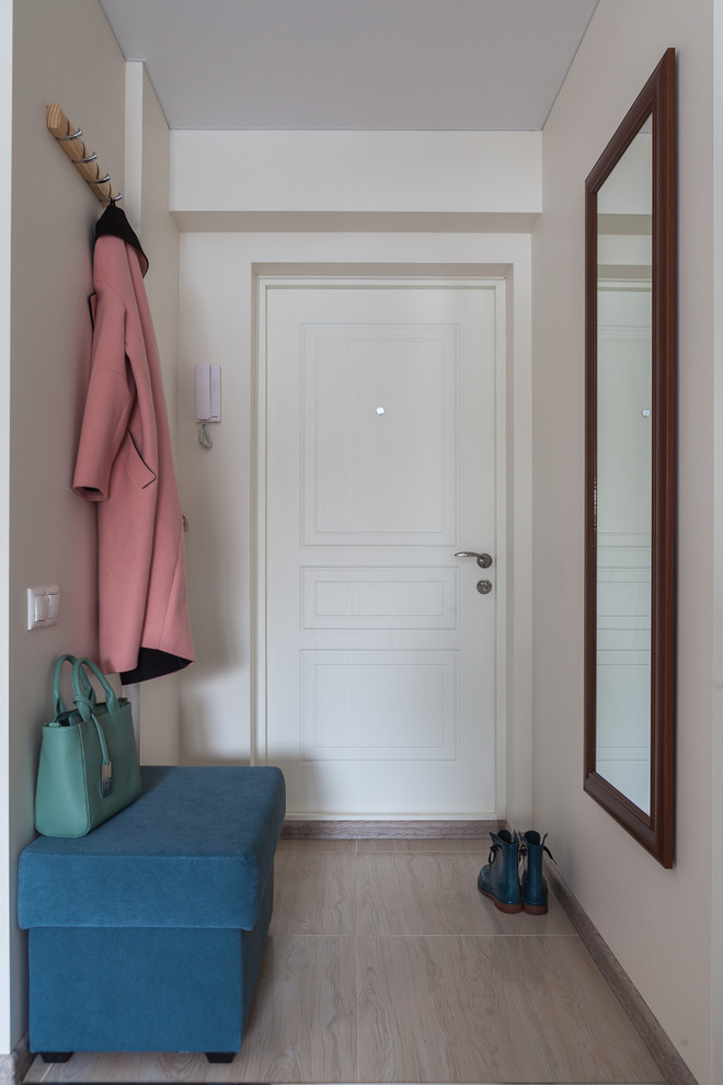 Foto de puerta principal actual pequeña con paredes beige, suelo de baldosas de porcelana, puerta simple, puerta blanca y suelo beige