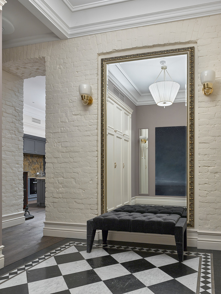 Immagine di un ingresso o corridoio chic con pareti beige e pavimento in marmo