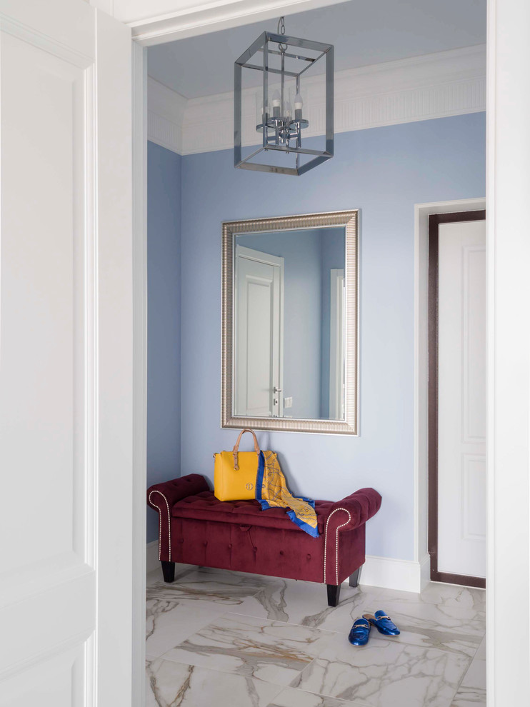 Esempio di una piccola porta d'ingresso minimal con pareti blu, pavimento in gres porcellanato, una porta singola, una porta bianca e pavimento bianco