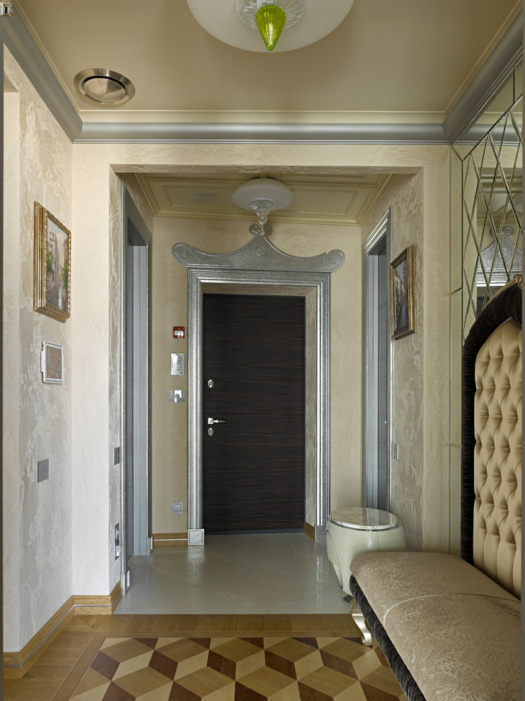 На фото: входная дверь: освещение в стиле неоклассика (современная классика) с бежевыми стенами, одностворчатой входной дверью, входной дверью из темного дерева и бежевым полом