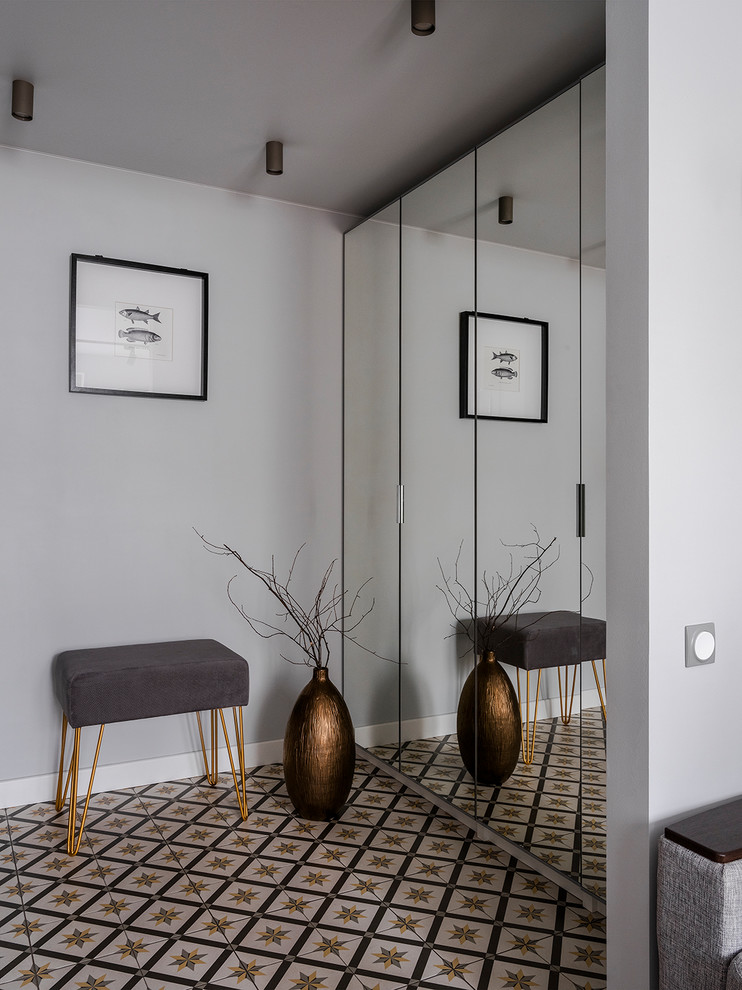 Inspiration för moderna entréer, med grå väggar och flerfärgat golv