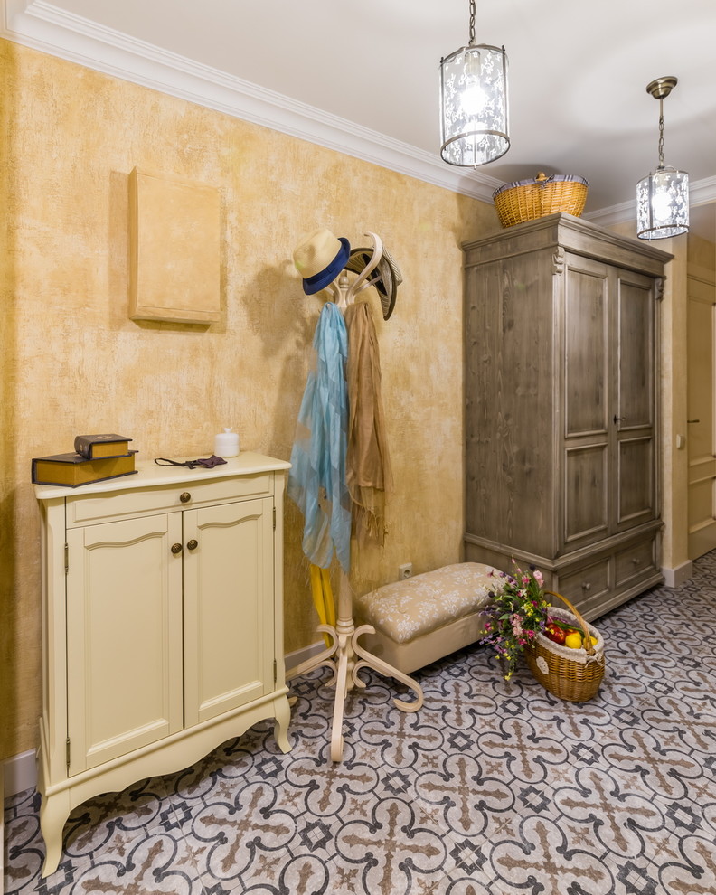 Immagine di un corridoio shabby-chic style con pareti beige, pavimento con piastrelle in ceramica e pavimento multicolore