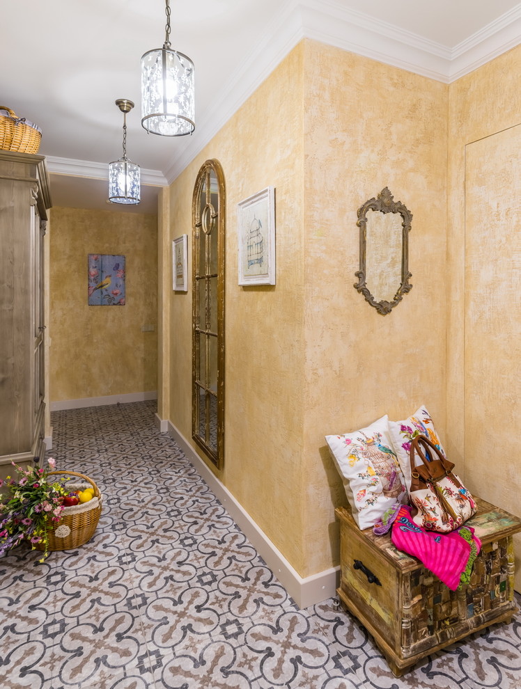 Exemple d'une entrée romantique avec un couloir, un mur beige, un sol en carrelage de céramique et une porte simple.