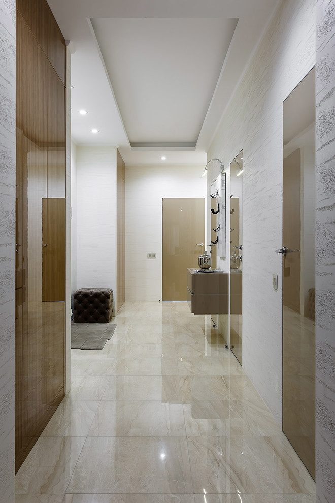 Ispirazione per un corridoio contemporaneo di medie dimensioni con pareti bianche, pavimento in gres porcellanato, una porta singola, una porta marrone e pavimento beige