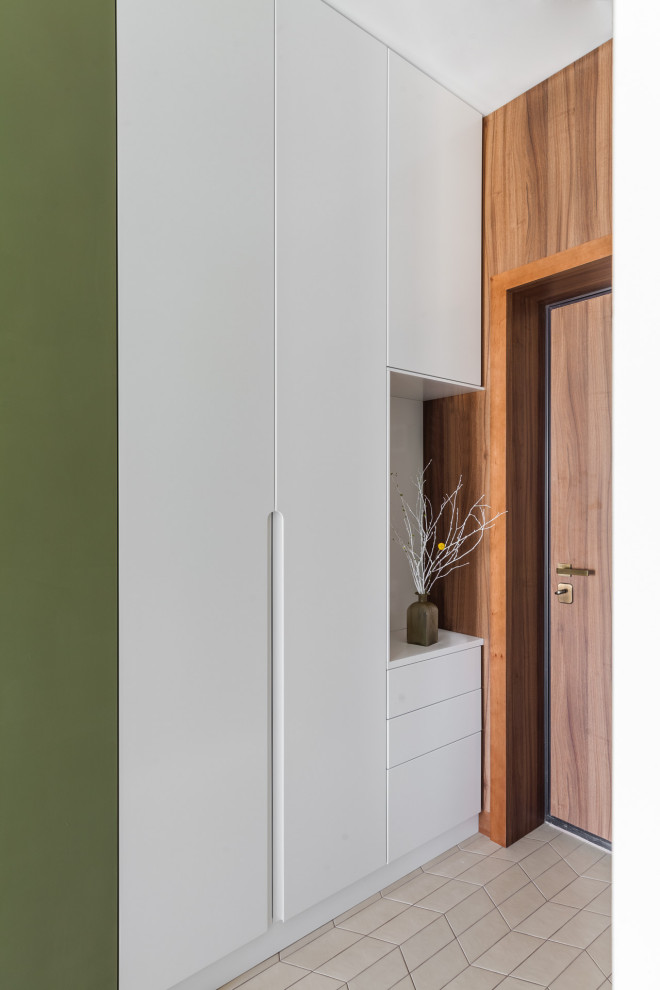 Пример оригинального дизайна: маленькая входная дверь в скандинавском стиле с белыми стенами, полом из керамогранита, одностворчатой входной дверью, входной дверью из дерева среднего тона и бежевым полом для на участке и в саду
