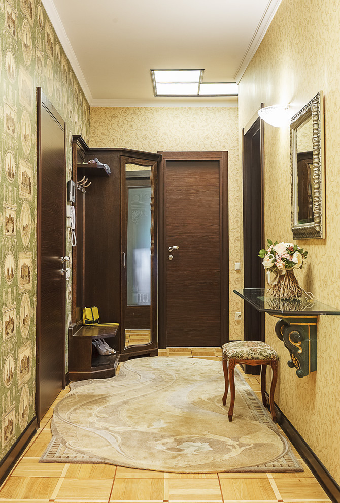Mittelgroße Klassische Haustür mit bunten Wänden, braunem Holzboden und Einzeltür in Moskau
