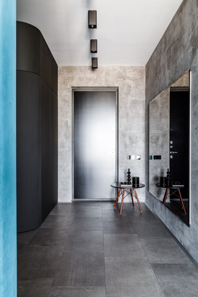 Источник вдохновения для домашнего уюта: входная дверь в современном стиле с серыми стенами, одностворчатой входной дверью, серым полом и черной входной дверью