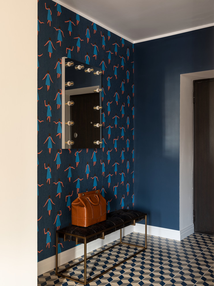 На фото: прихожая в стиле фьюжн с синими стенами, одностворчатой входной дверью, разноцветным полом и обоями на стенах