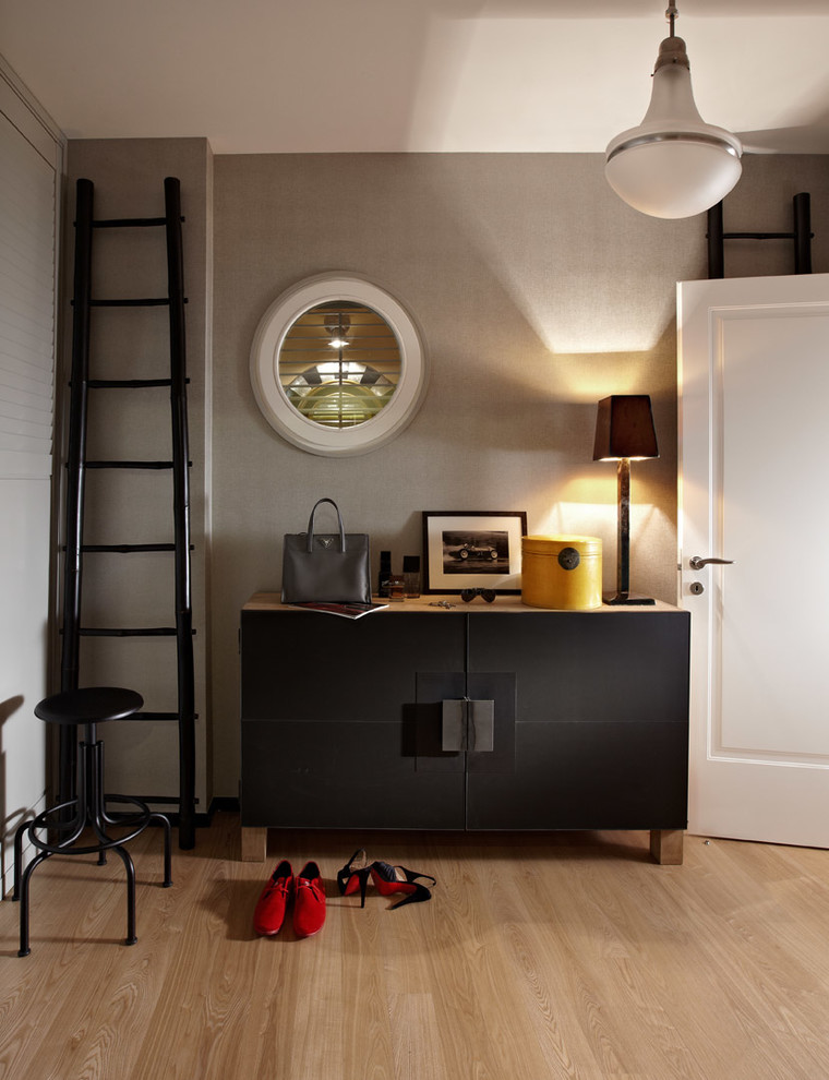 Источник вдохновения для домашнего уюта: прихожая в стиле неоклассика (современная классика) с серыми стенами и светлым паркетным полом