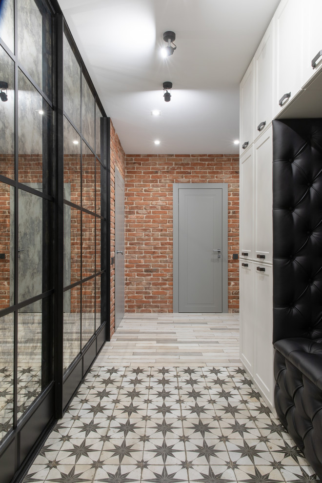 Источник вдохновения для домашнего уюта: узкая прихожая среднего размера в стиле лофт с оранжевыми стенами, полом из керамогранита, одностворчатой входной дверью, черной входной дверью и белым полом