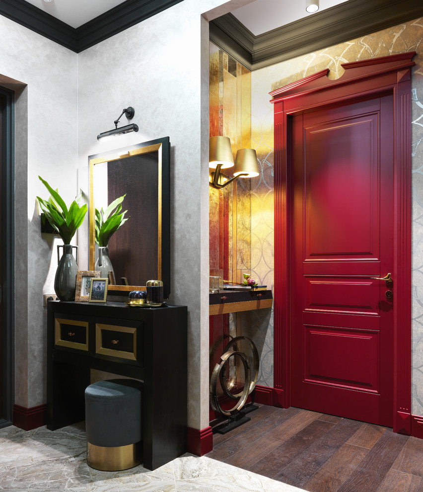 Foto de puerta principal clásica con paredes grises, suelo de madera oscura, puerta simple, puerta roja y suelo marrón