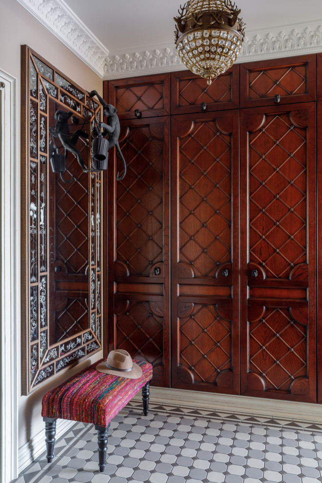 Пример оригинального дизайна: тамбур среднего размера в классическом стиле с бежевыми стенами, полом из керамической плитки, одностворчатой входной дверью, входной дверью из светлого дерева и серым полом