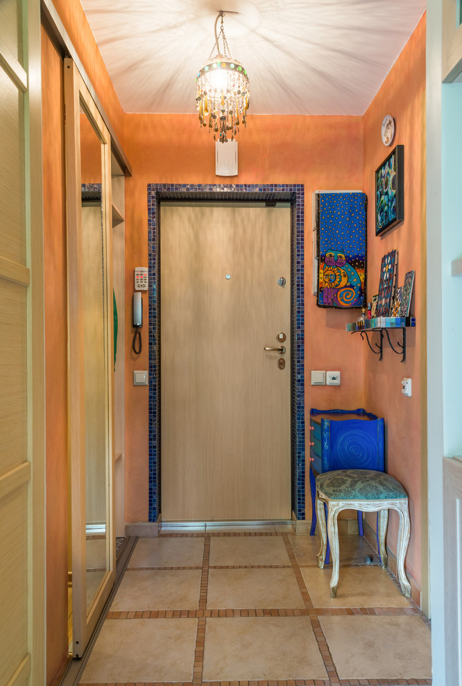 Идея дизайна: маленькая входная дверь в средиземноморском стиле с полом из керамической плитки, одностворчатой входной дверью, входной дверью из светлого дерева и оранжевыми стенами для на участке и в саду