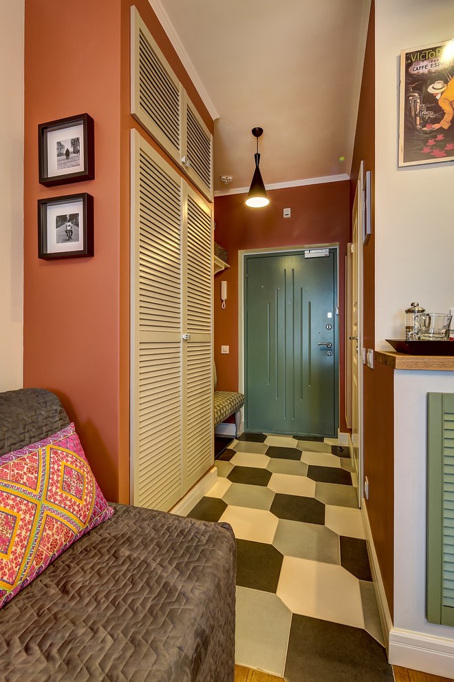 Esempio di un piccolo ingresso o corridoio design con pareti multicolore, pavimento con piastrelle in ceramica, una porta singola e una porta in metallo