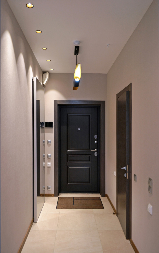 Immagine di un corridoio industriale di medie dimensioni con pavimento in gres porcellanato, una porta singola, una porta marrone, soffitto ribassato, carta da parati, pareti marroni e pavimento marrone