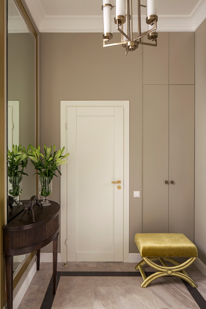 Esempio di un ingresso o corridoio chic con pareti beige e pavimento beige