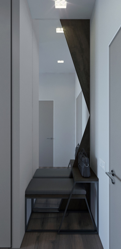 Esempio di un piccolo corridoio design con pavimento in laminato, pavimento marrone e pareti beige