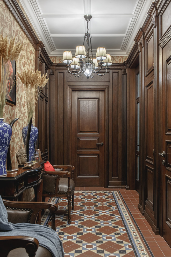 Источник вдохновения для домашнего уюта: тамбур среднего размера в классическом стиле с коричневыми стенами, полом из керамической плитки, входной дверью из темного дерева и разноцветным полом