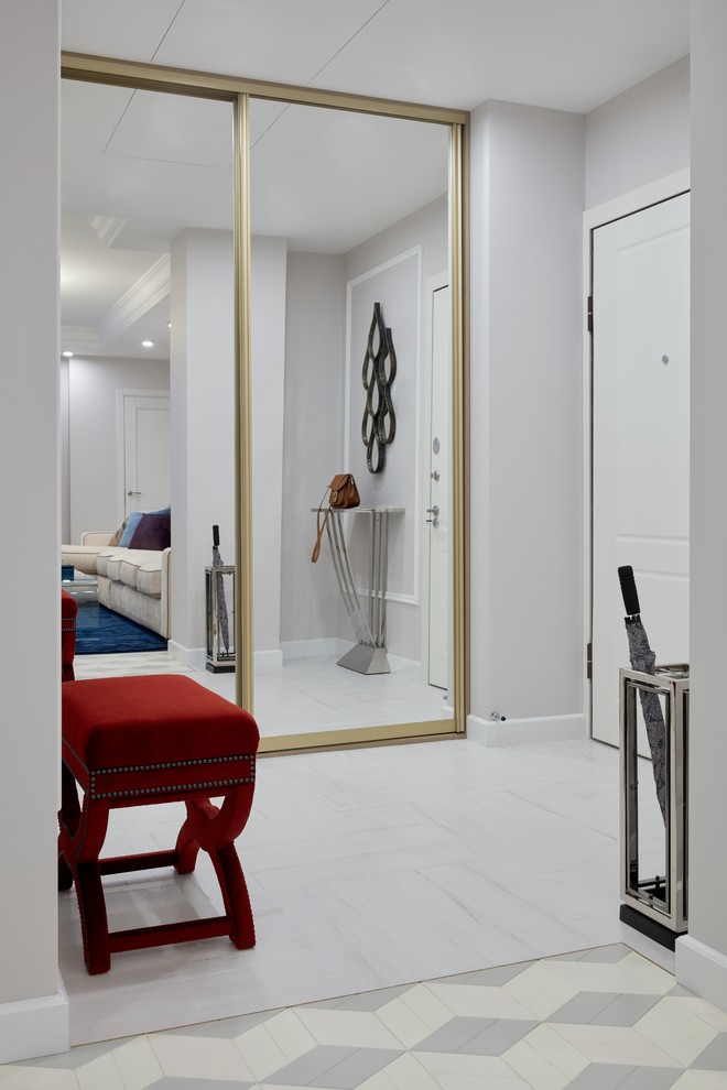 Стильный дизайн: входная дверь в стиле неоклассика (современная классика) с белыми стенами, одностворчатой входной дверью, белой входной дверью и белым полом - последний тренд