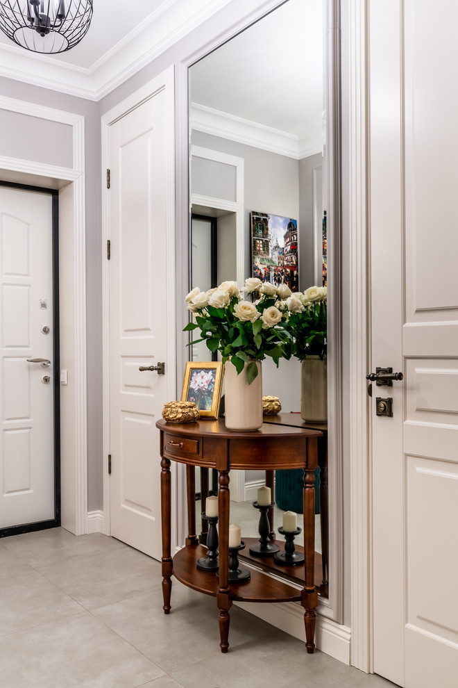 Foto de hall clásico pequeño con paredes beige, suelo de baldosas de cerámica, puerta simple, puerta blanca y suelo gris