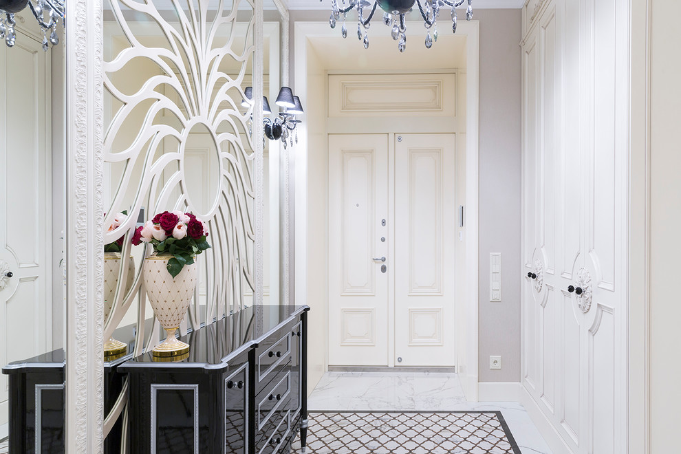 Стильный дизайн: входная дверь в классическом стиле с серыми стенами, двустворчатой входной дверью, белой входной дверью и белым полом - последний тренд