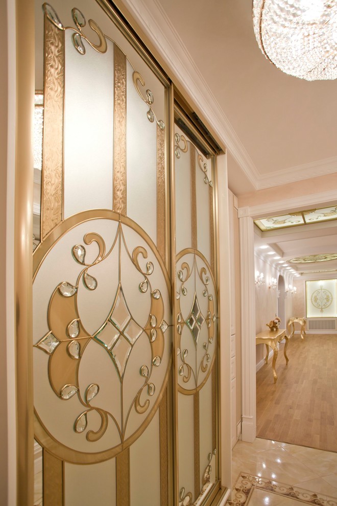 Ejemplo de puerta principal clásica renovada pequeña con paredes beige, suelo de baldosas de porcelana, puerta simple y puerta de madera en tonos medios