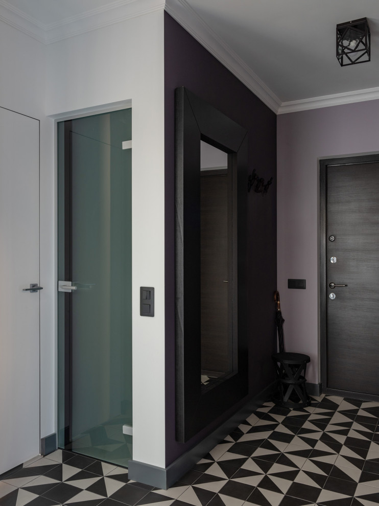 Идея дизайна: маленькая входная дверь в современном стиле с фиолетовыми стенами, полом из керамической плитки, одностворчатой входной дверью, входной дверью из темного дерева и черным полом для на участке и в саду