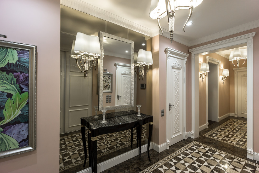 Idee per un grande corridoio bohémian con pareti rosa, pavimento in marmo, una porta singola e una porta bianca