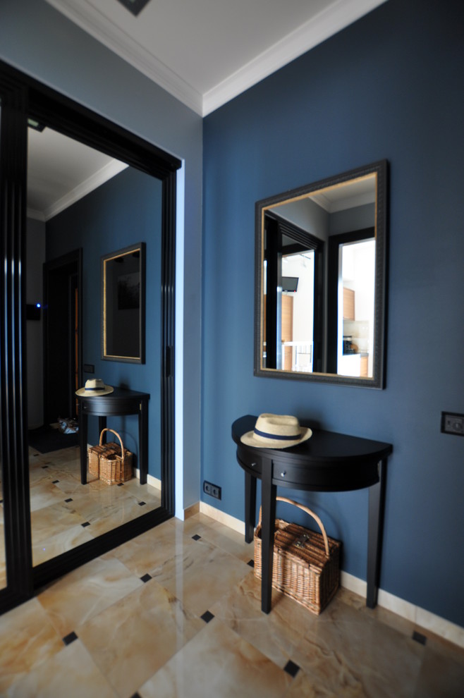 Пример оригинального дизайна: прихожая в современном стиле с синими стенами и полом из керамической плитки