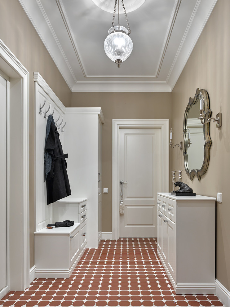 Idee per un corridoio tradizionale di medie dimensioni con pareti beige, pavimento con piastrelle in ceramica, una porta singola e una porta bianca