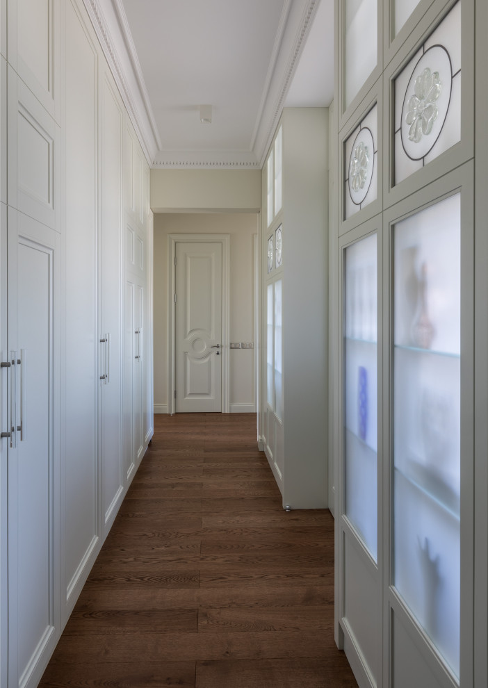 Ispirazione per un corridoio con pareti bianche, pavimento in legno massello medio e pavimento marrone