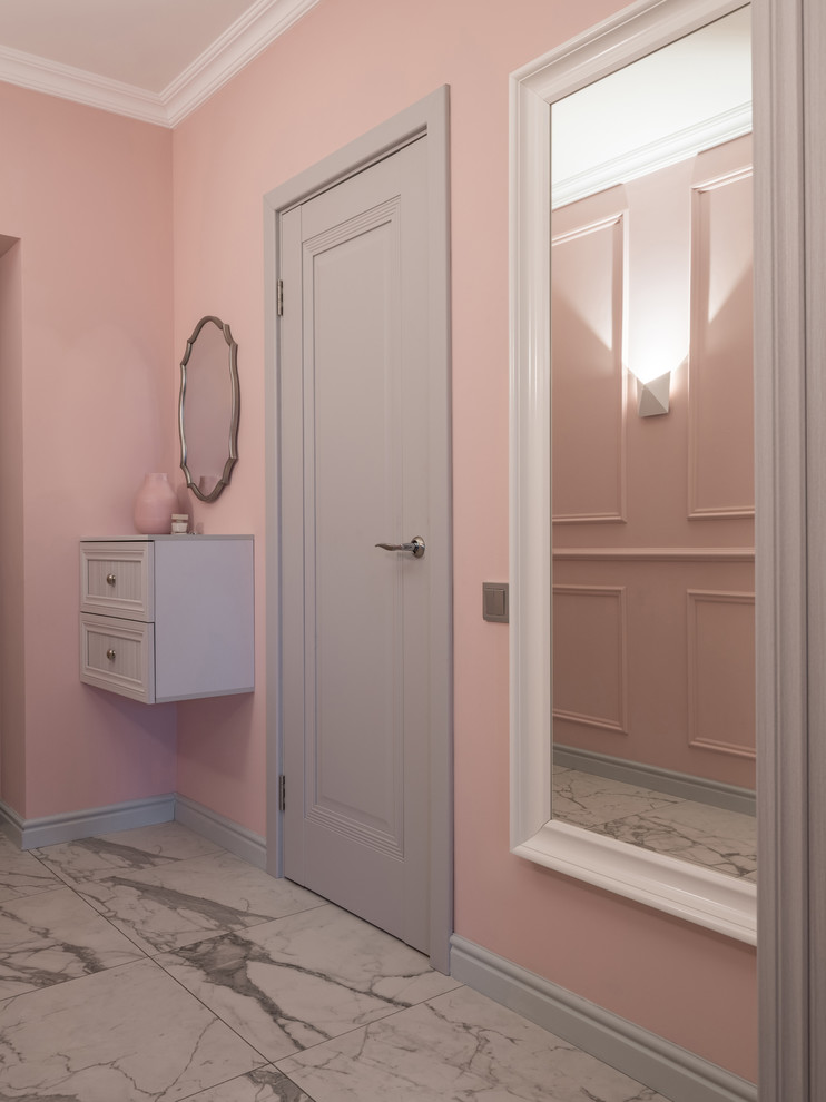 Modern inredning av en liten hall, med rosa väggar, klinkergolv i porslin, en enkeldörr, en grå dörr och vitt golv