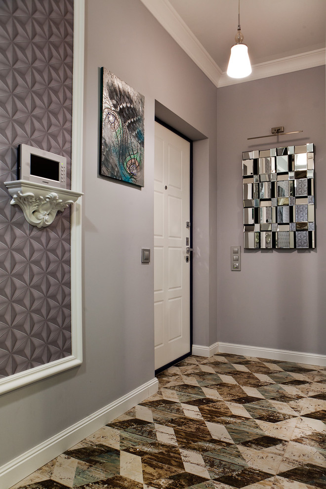 Aménagement d'une entrée contemporaine de taille moyenne avec un mur gris, un couloir, une porte simple et une porte blanche.