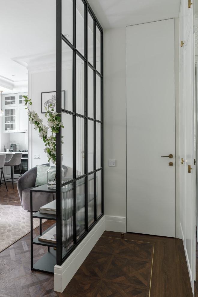 Пример оригинального дизайна: узкая прихожая среднего размера в скандинавском стиле с белыми стенами, полом из винила, одностворчатой входной дверью, белой входной дверью и коричневым полом