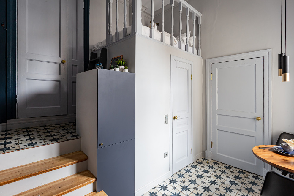 Kleine Retro Haustür mit weißer Wandfarbe, Porzellan-Bodenfliesen, Doppeltür, weißer Haustür und blauem Boden in Sankt Petersburg