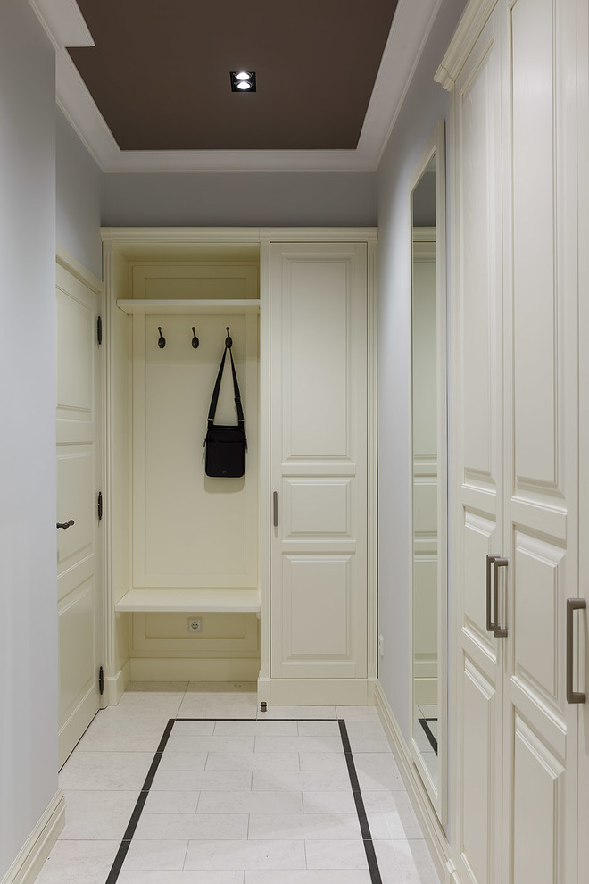 Идея дизайна: большая узкая прихожая в стиле неоклассика (современная классика) с серыми стенами, полом из керамической плитки, одностворчатой входной дверью, белой входной дверью и бежевым полом