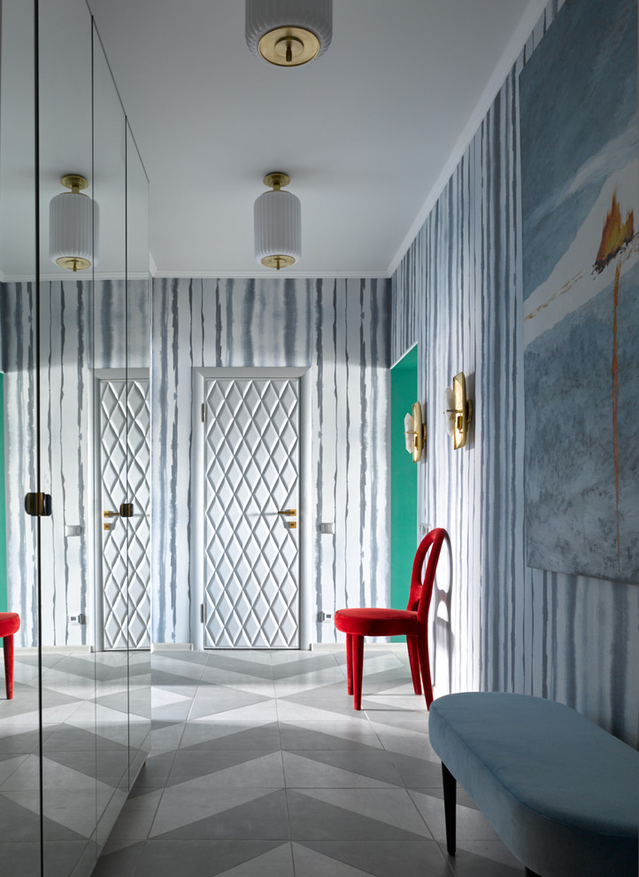 Свежая идея для дизайна: узкая прихожая в стиле фьюжн с разноцветными стенами, одностворчатой входной дверью и разноцветным полом - отличное фото интерьера