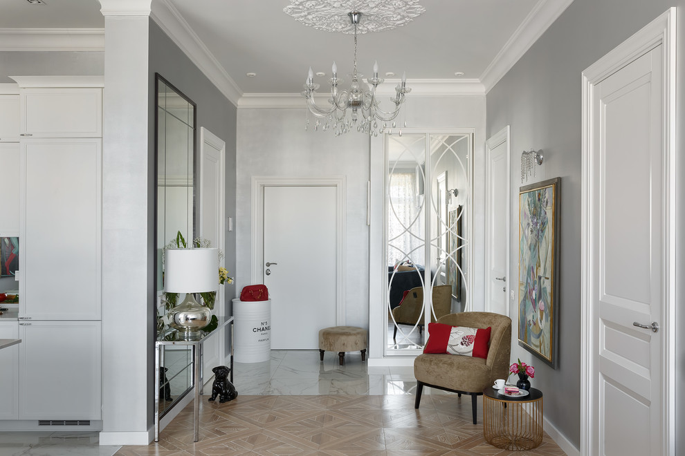 Идея дизайна: входная дверь: освещение в стиле неоклассика (современная классика) с одностворчатой входной дверью, белой входной дверью, белым полом и серыми стенами