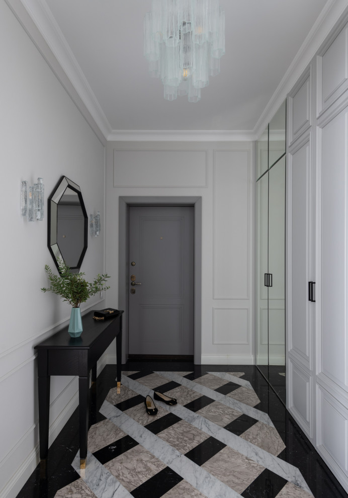Пример оригинального дизайна: узкая прихожая среднего размера в стиле неоклассика (современная классика) с серыми стенами, мраморным полом, одностворчатой входной дверью, серой входной дверью и разноцветным полом