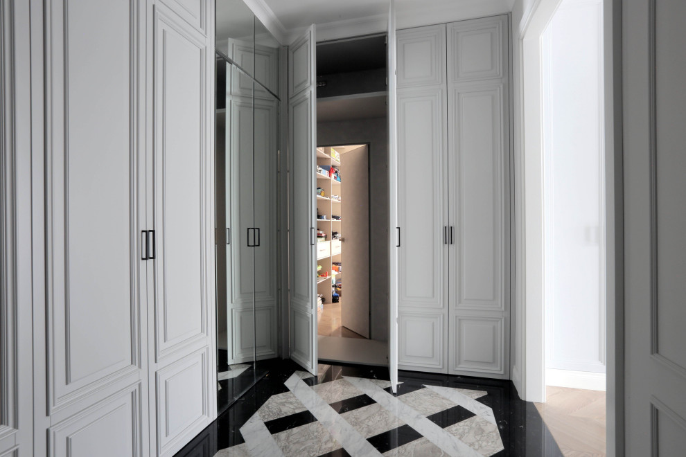 Ispirazione per un corridoio tradizionale di medie dimensioni con pareti grigie, pavimento in marmo, una porta singola, una porta grigia e pavimento multicolore