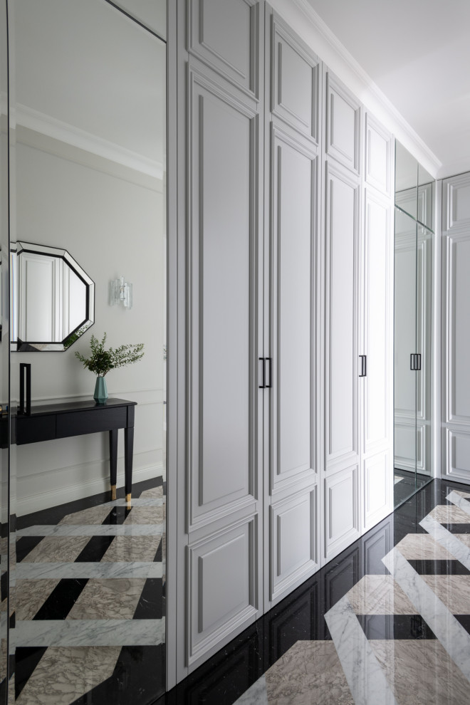 Aménagement d'une entrée classique de taille moyenne avec un couloir, un mur gris, un sol en marbre, une porte simple, une porte grise et un sol multicolore.