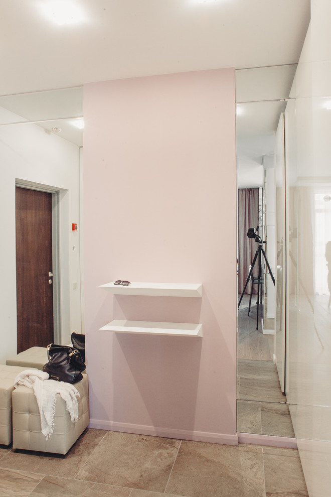 Источник вдохновения для домашнего уюта: прихожая в современном стиле с розовыми стенами, одностворчатой входной дверью и входной дверью из темного дерева