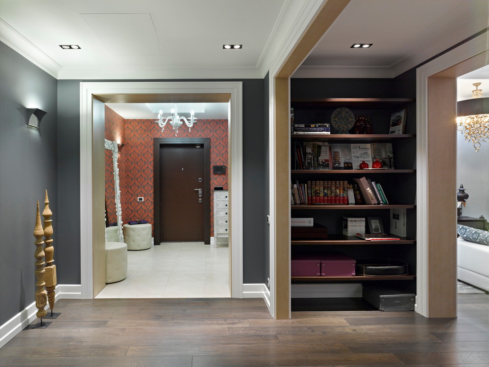Immagine di un ingresso o corridoio design con pareti rosse, pavimento in gres porcellanato, una porta singola e una porta marrone