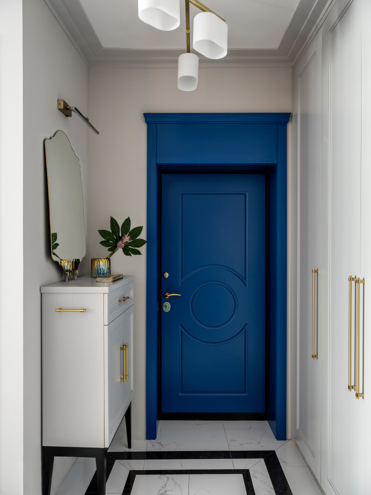 Modelo de puerta principal clásica renovada pequeña con paredes grises, suelo de baldosas de porcelana, puerta simple, puerta azul y suelo blanco