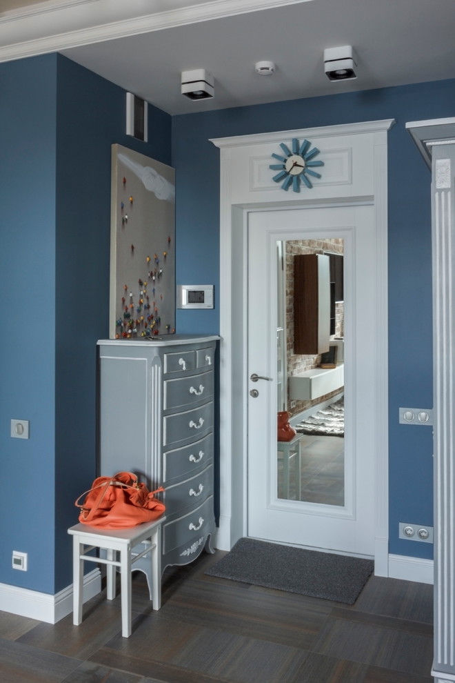 Стильный дизайн: входная дверь в стиле фьюжн с синими стенами, полом из керамогранита, одностворчатой входной дверью и белой входной дверью - последний тренд