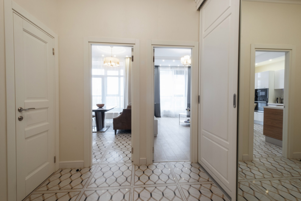 Immagine di un piccolo ingresso con vestibolo minimal con pareti bianche, pavimento in gres porcellanato e pavimento bianco